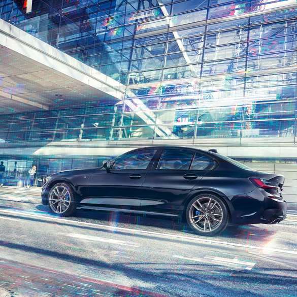 Vista del lateral BMW M340i xDrive Sedán BMW M340i xDrive Sedán G20 Black Sapphire metalizado, vista del lateral, en marcha
