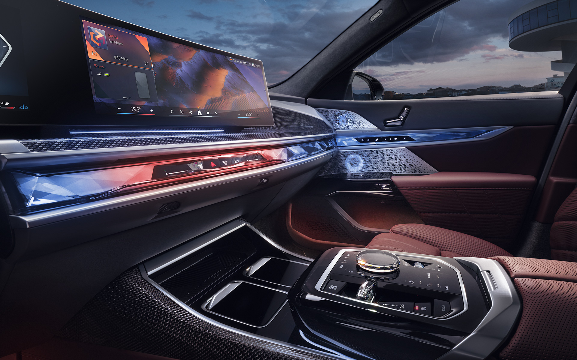 BMW Serie 7 G70 ICE 740i Paquete M Sport, vista del interior, frontal, acabados de cristal "CraftedClarity" y Curved Display