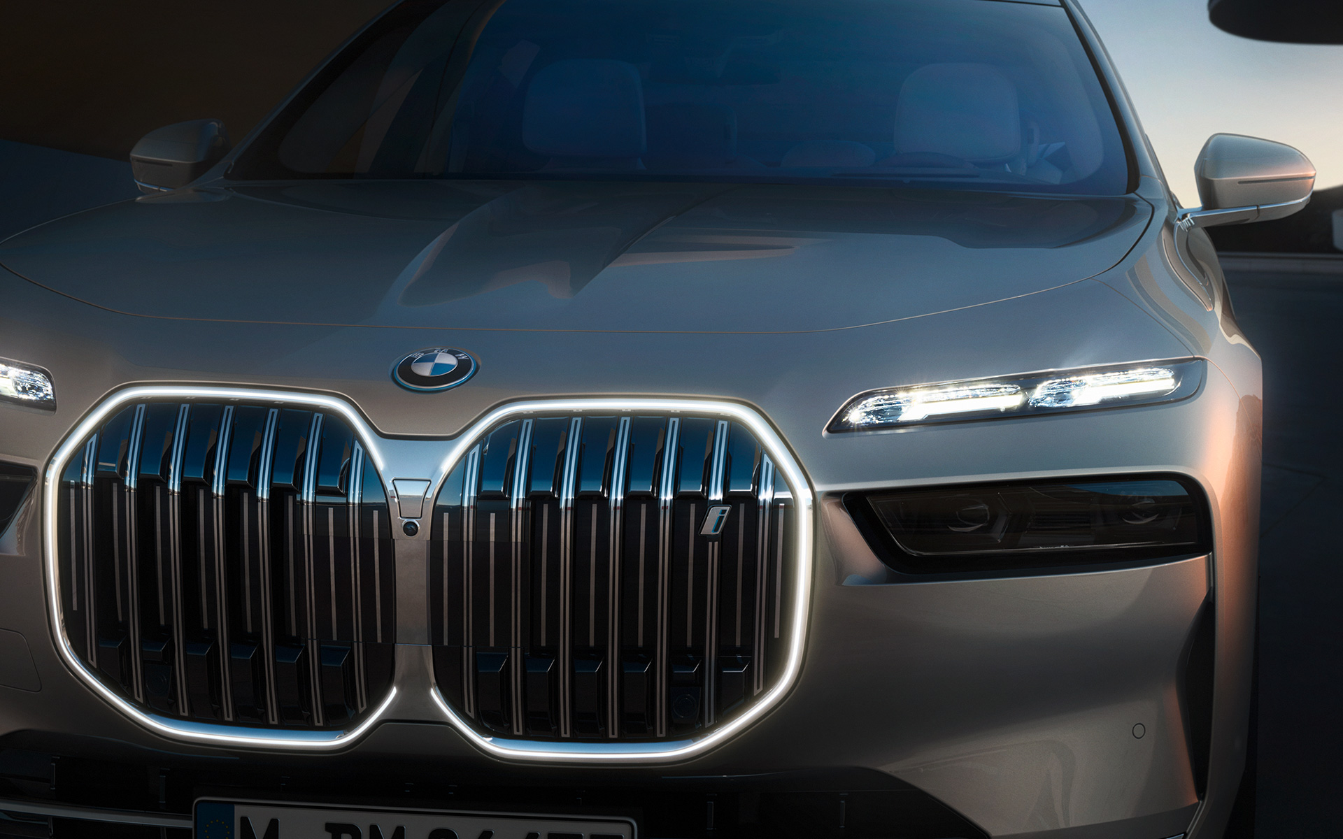 BMW i7 G70 Exterior, parrilla BMW "Iconic Glow" con luz encendida