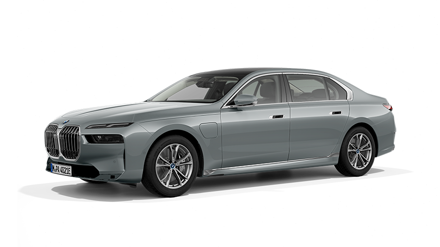 BMW 750e xDrive G70 PHEV Vista de 3/4 del frontal, parado